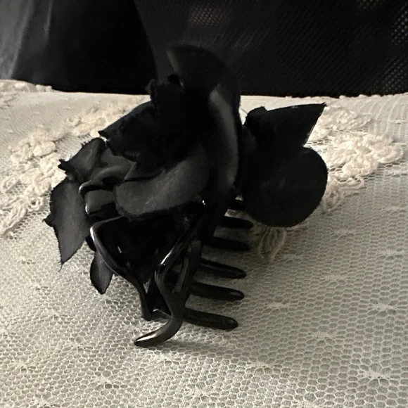 Elegant ChanelBlack Floral Hair Claw Chanel made in France  display picture 2